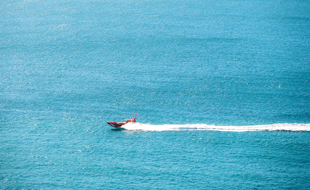 Bateau à moteur lancé sur une mer bleue
