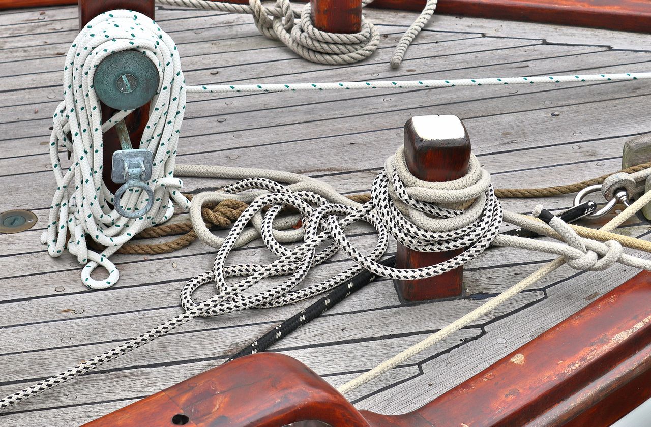 Cordages lovés sur un gréement traditionnel