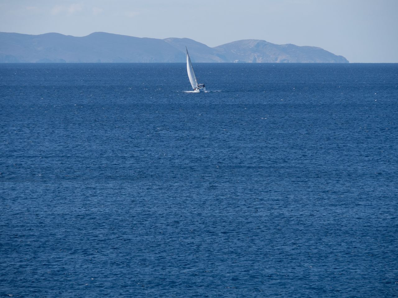 Voilier au mouillage devant la côte