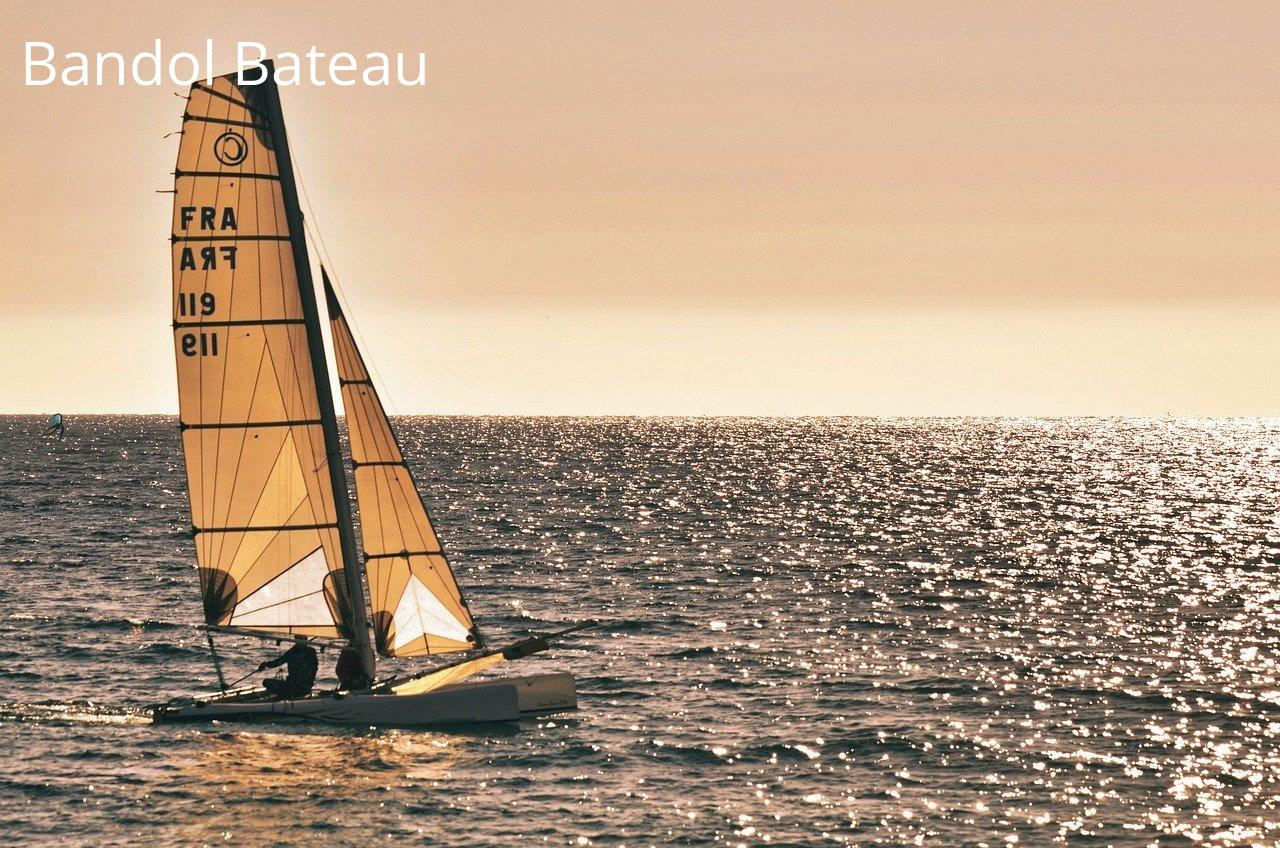 Les voiles high-tech défient l'horizon scintillant, optimisant vitesse et performance.